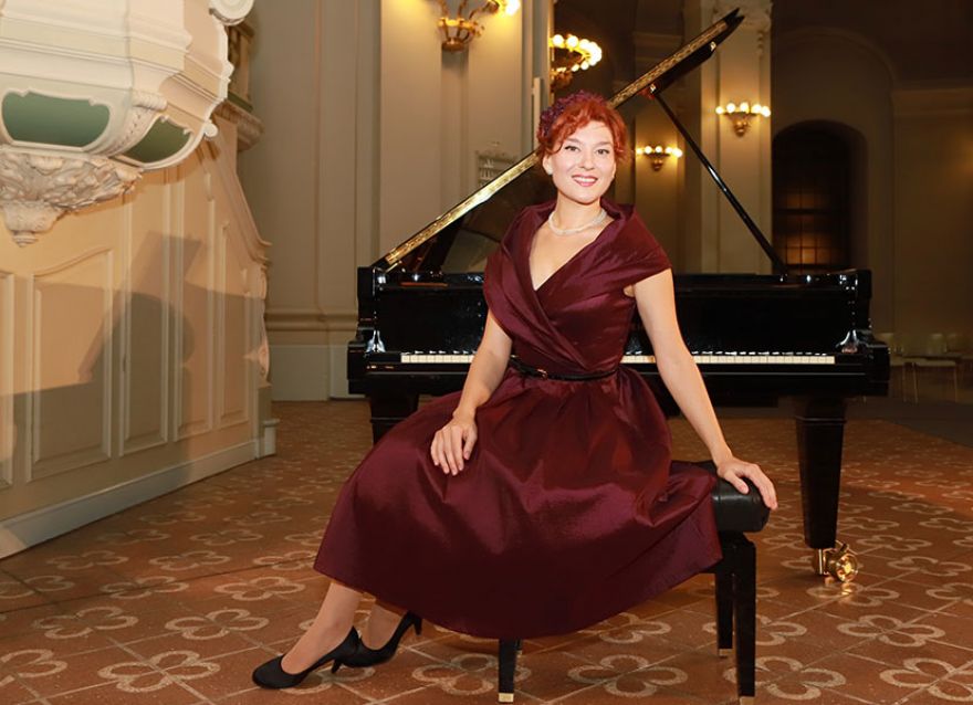 Pianistin Yuliya Drogalova schaut freundlich in die Kamera